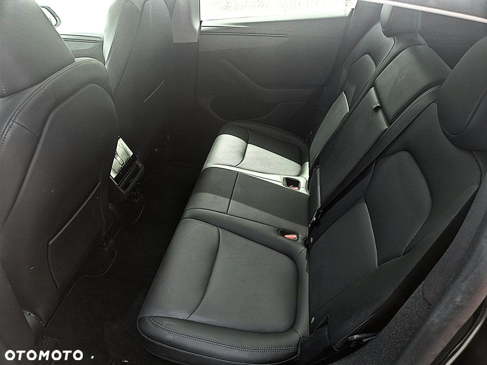 Tesla Model Y Long Range AWD - 11