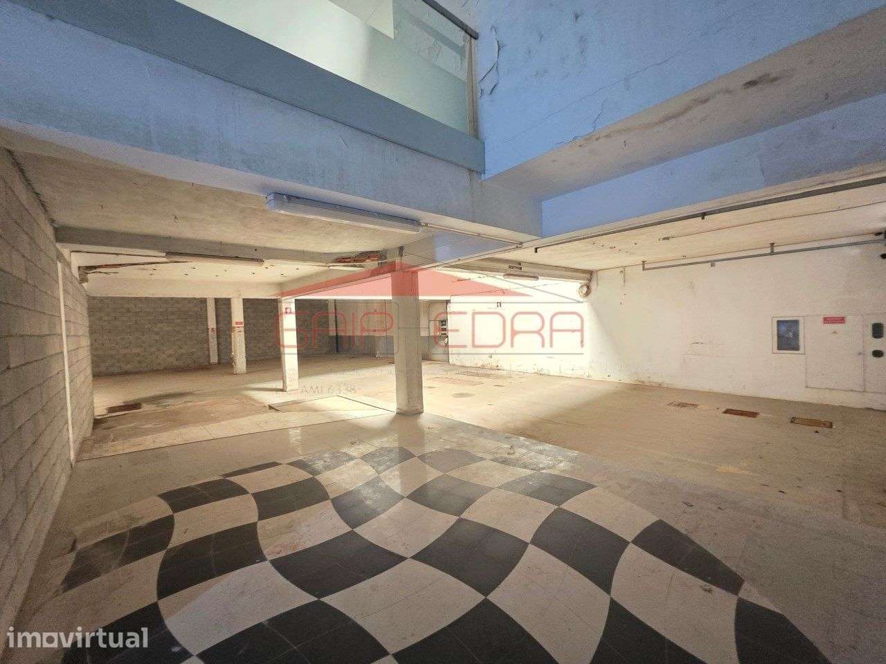 Armazém pronto a habitar com escritórios e segurança em Espinho - Grande imagem: 3/20