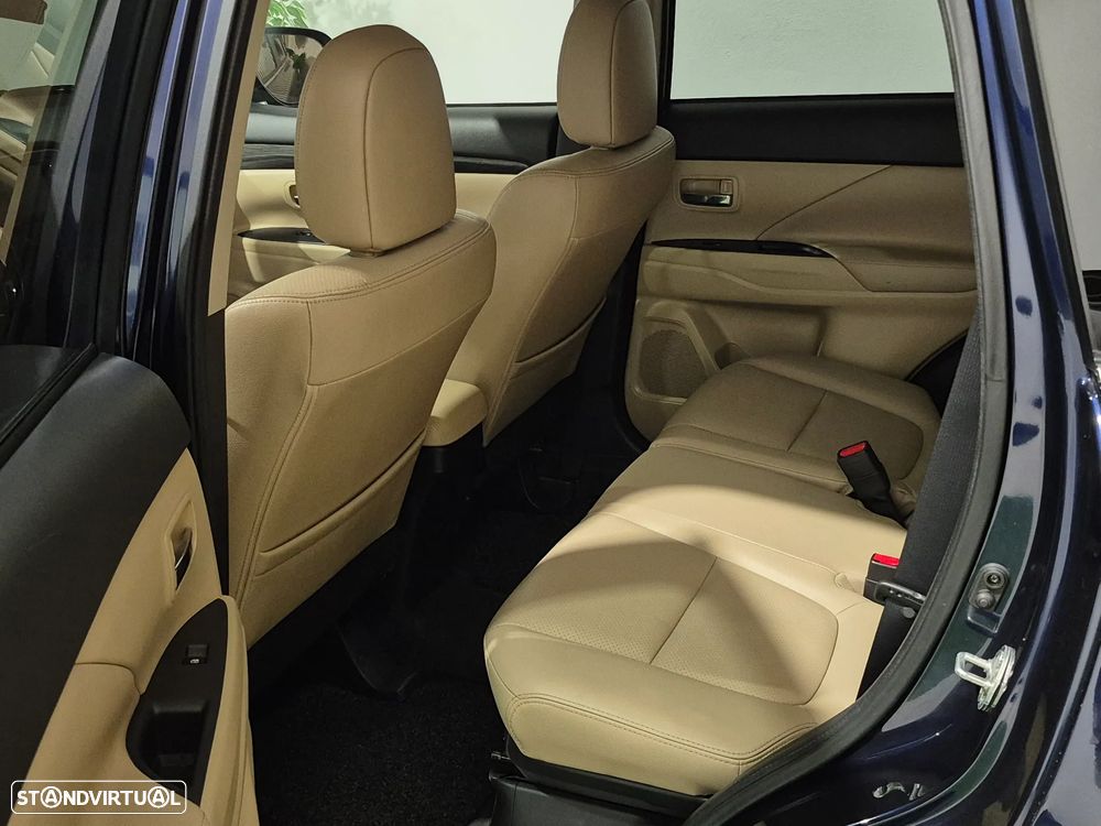 Mitsubishi Outlander 2.2 DI-D Instyle Navi - 34