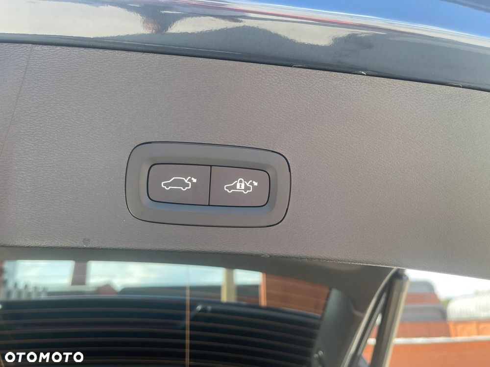 Volvo XC 40 B3 Plus Dark - 28