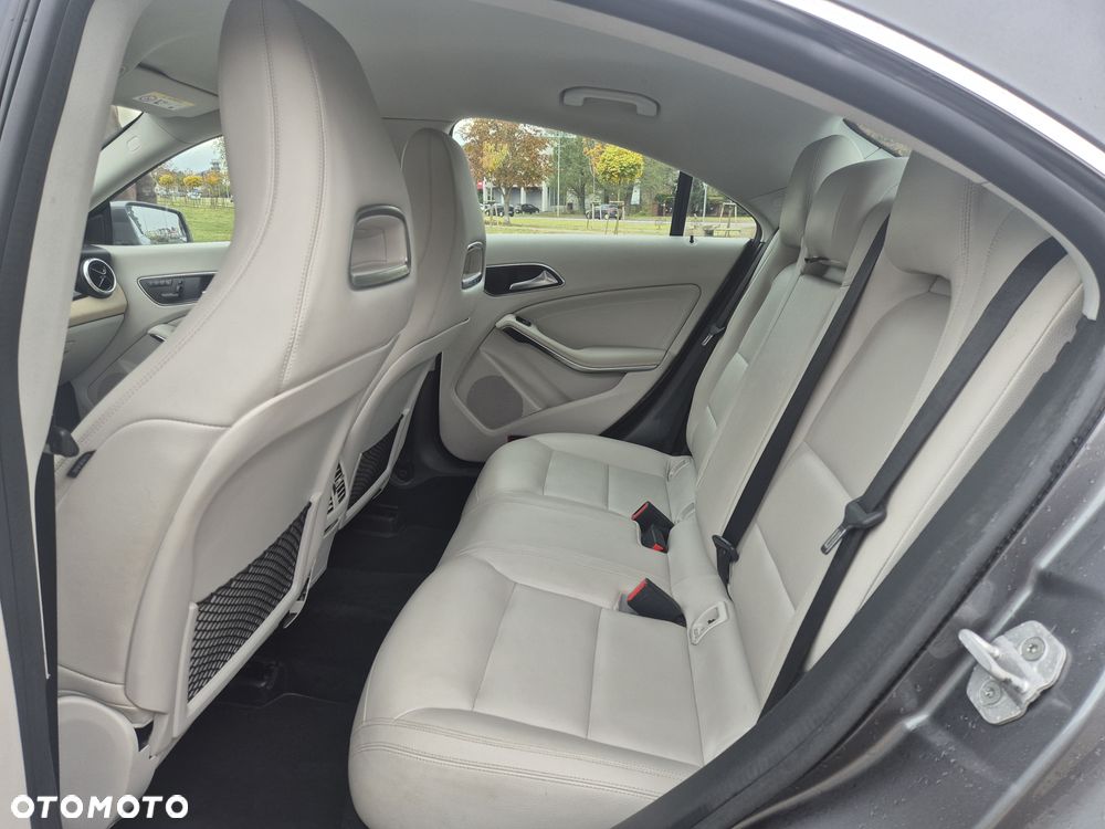 Mercedes-Benz CLA 200 7G-DCT UrbanStyle Edition - 17