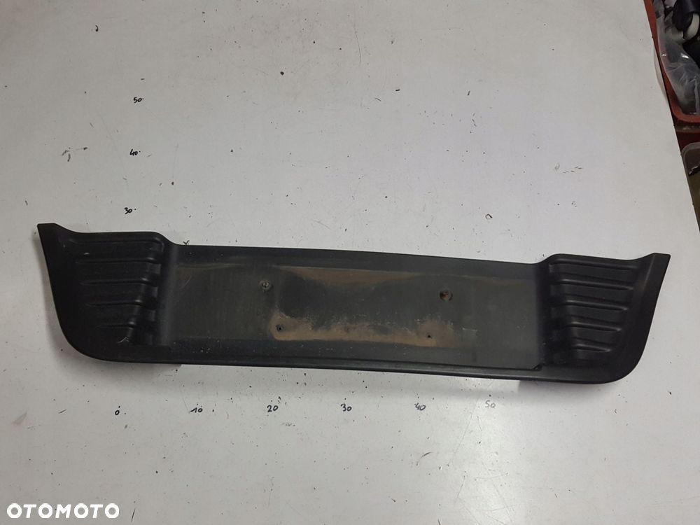 SUZUKI SWIFT MK8 17r- LISTWA TABLICY DOKŁADKA ZDERZAKA TYŁ - 1