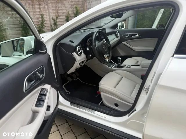 Mercedes-Benz GLA 200 Urban - 35