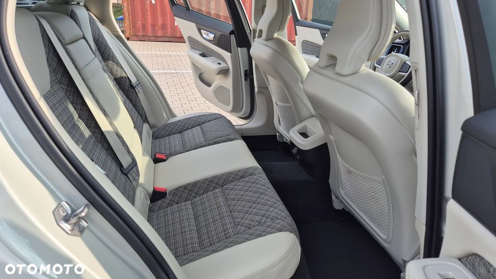 Volvo V60 B4 D Momentum Pro - 22