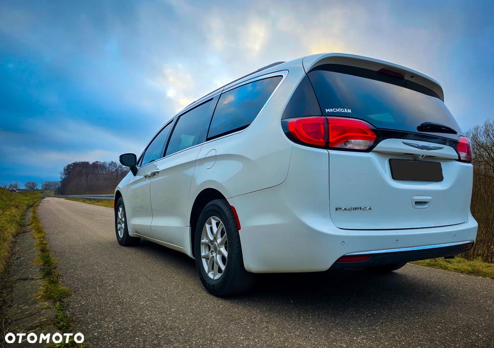 Chrysler Pacifica - 8