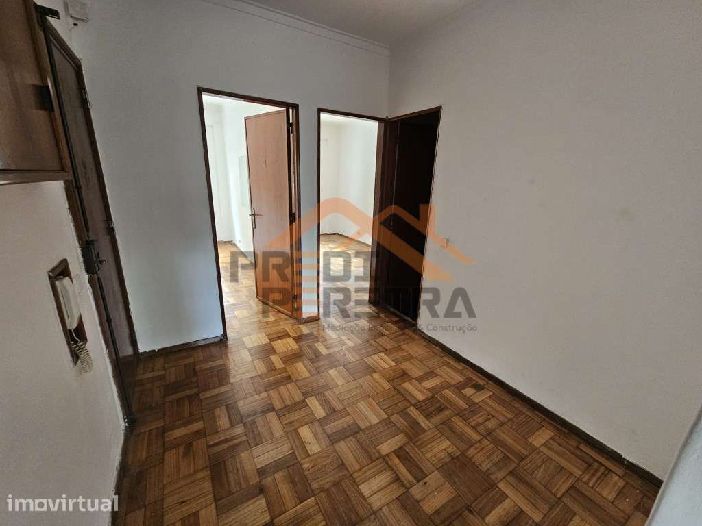 Situado no Forte da Casa, T2 em bom estado de conservação. - Grande imagem: 5/27