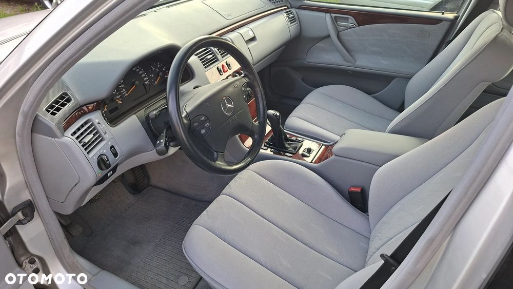 Mercedes-Benz Klasa E 220 CDI Classic - 25
