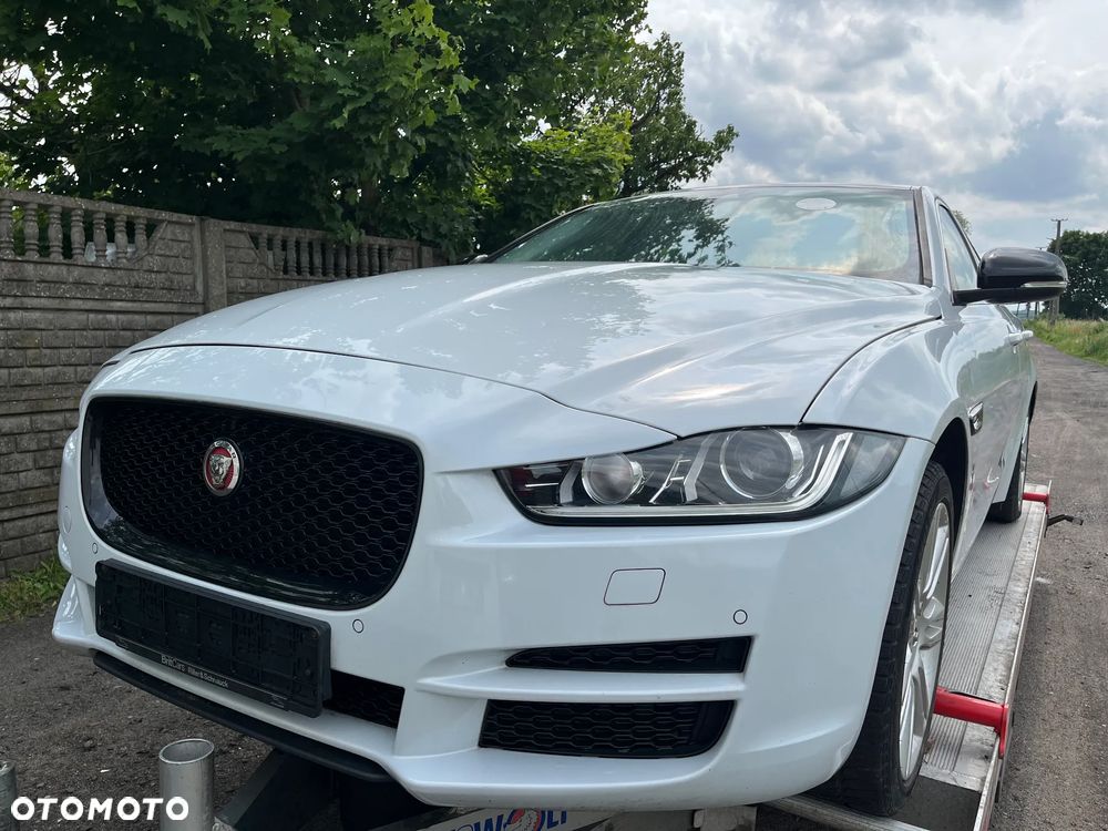 Jaguar XE 2.0 T R-Sport - 3