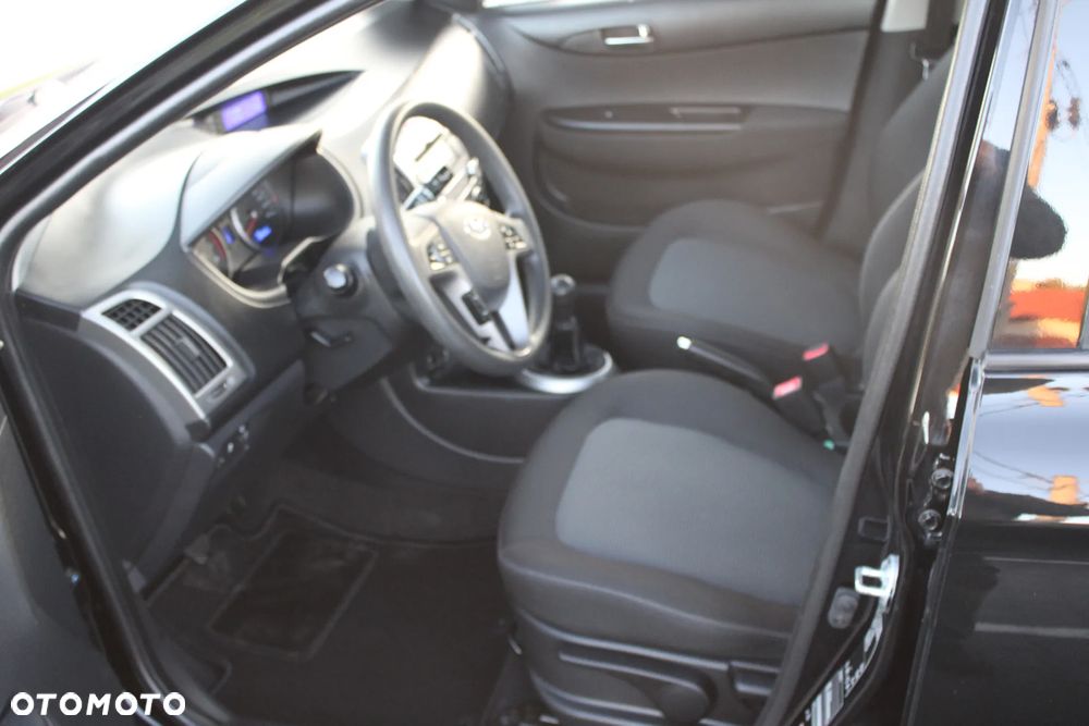 Hyundai i20 ver-1-4-150-jahre - 14