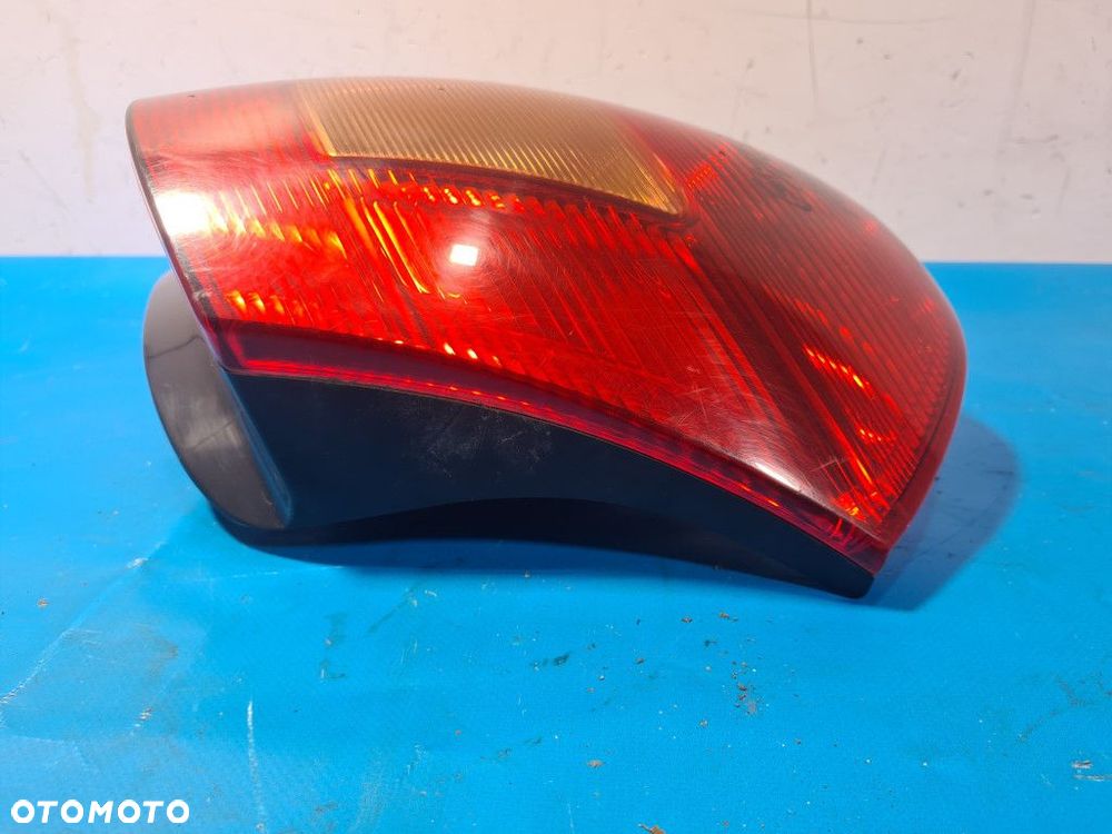 LAMPA TYŁ PRAWA TOYOTA COROLLA E120 - 4