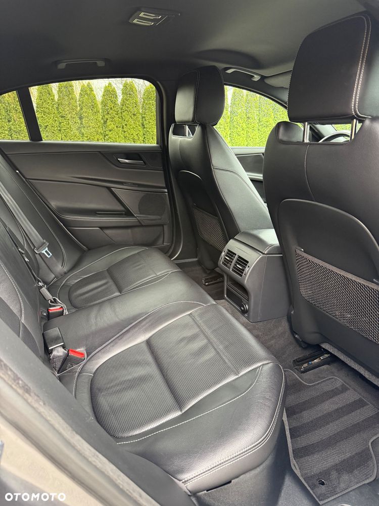 Jaguar XE 20d AWD R-Sport - 34