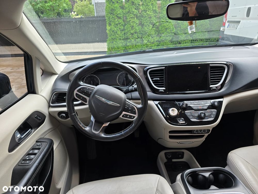 Chrysler Pacifica - 16