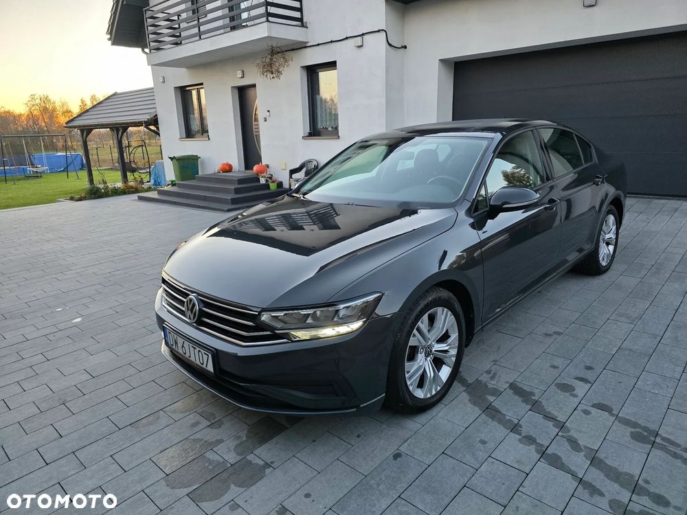 Volkswagen Passat - 1