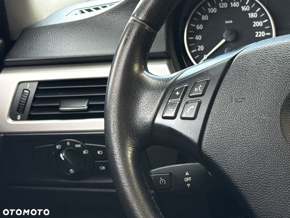 BMW Seria 3 320i - 27