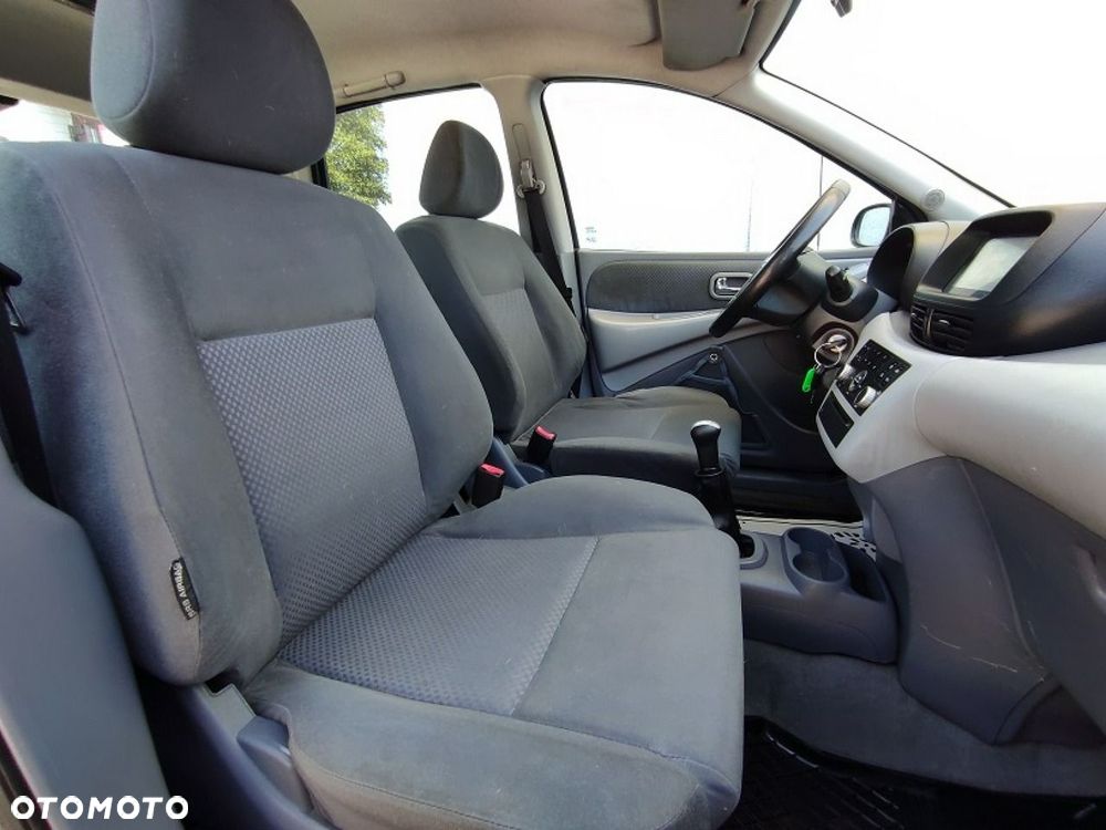Nissan Almera Tino - 12
