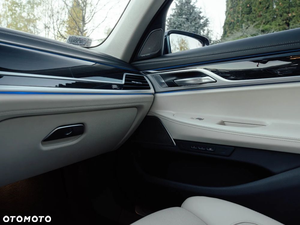 BMW Seria 7 750i xDrive - 15