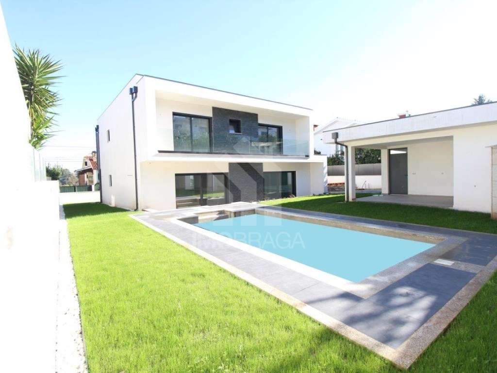 Moradia T4 de Luxo com Piscina, Jardim e Garagem em Ferreiros, Brag... - Grande imagem: 2/60