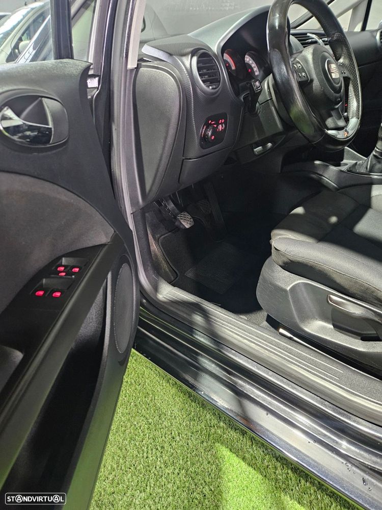 SEAT Leon 2.0 TDI FR 18 Tiago Monteiro - 11