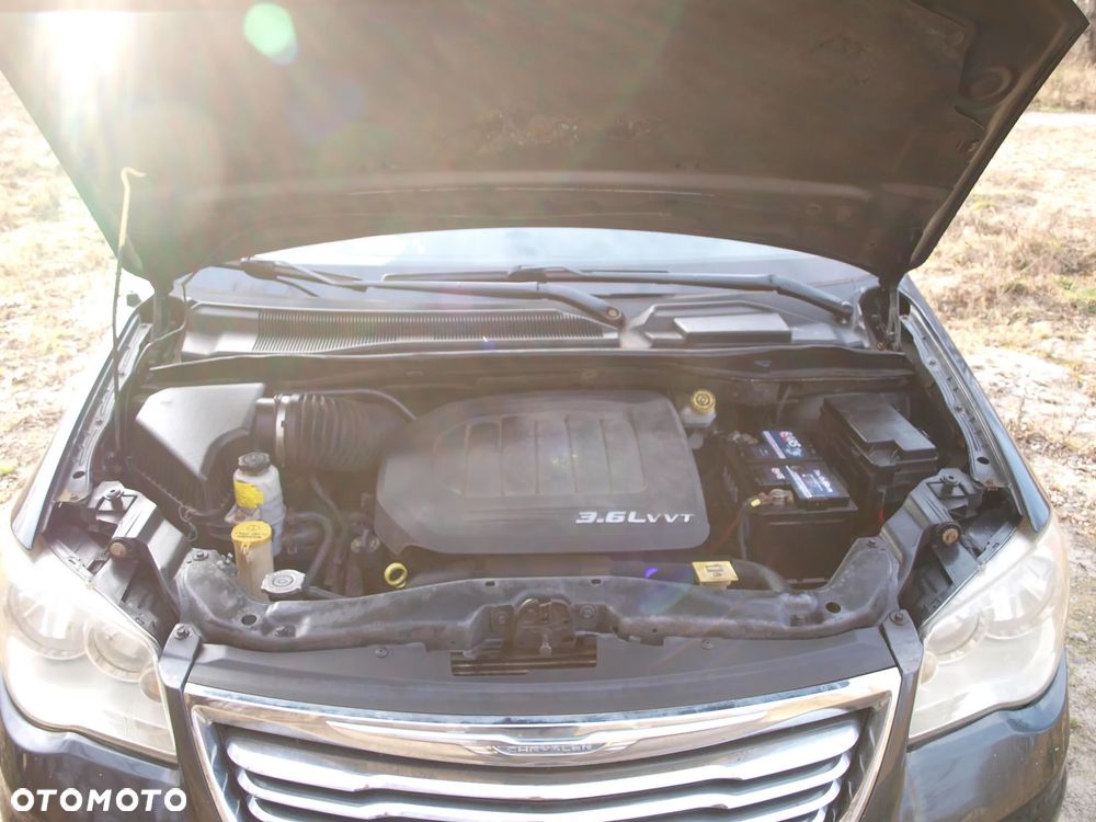 Chrysler Town & Country - 38