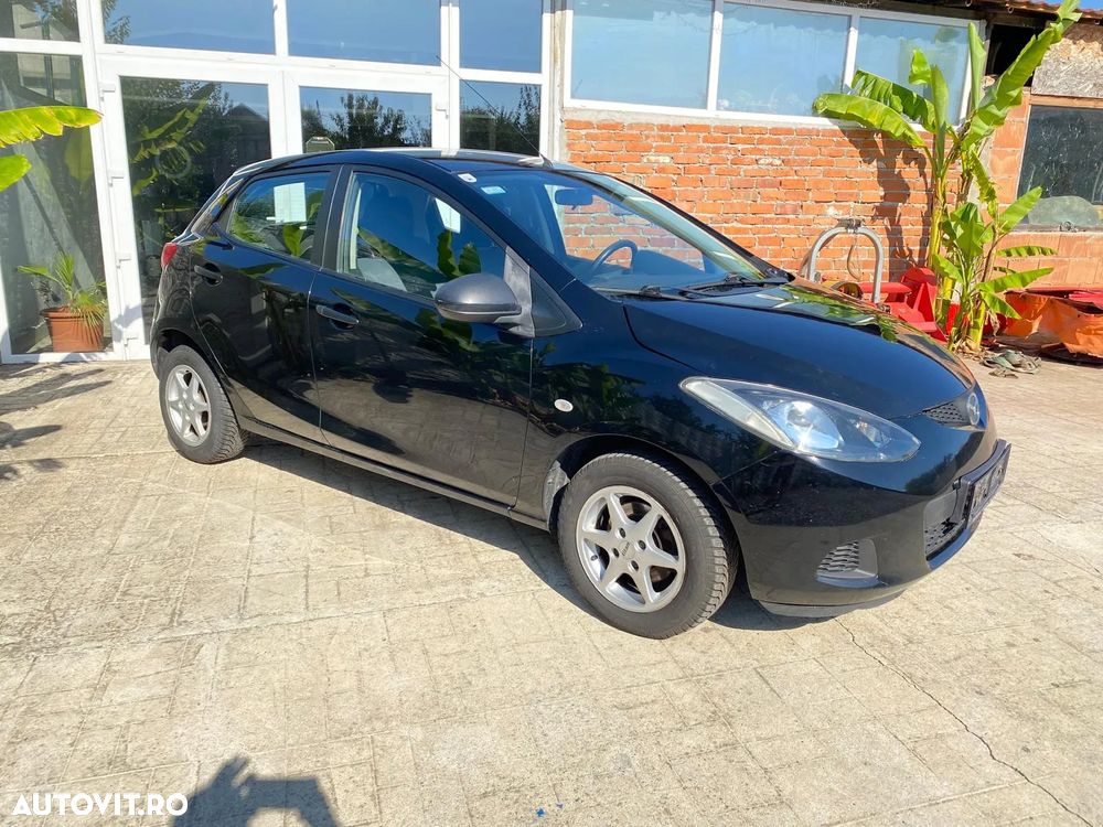 Mazda 2 2010 photo 2