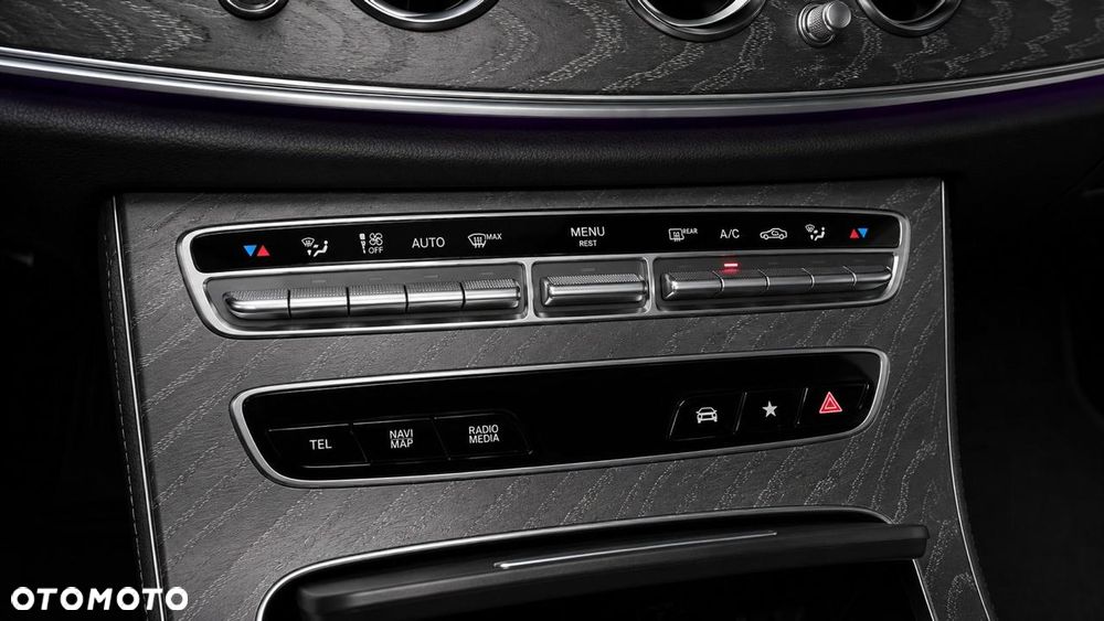 Mercedes-Benz Klasa E 300 9G-TRONIC AMG Line - 27
