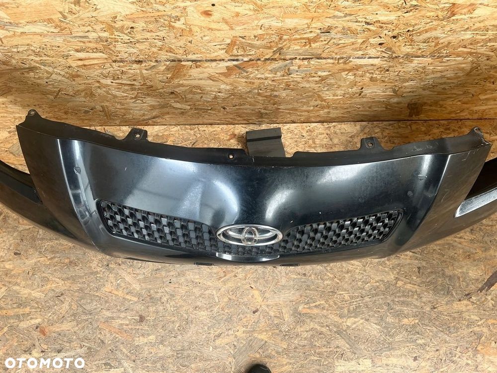 ZDERZAK PRZEDNI przód TOYOTA YARIS II 2 - 2