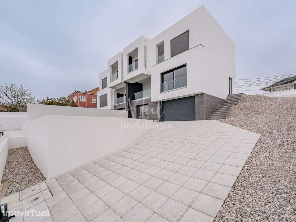 Moradia geminadaT4 em Vale de Milhaços/Corroios - Grande imagem: 3/34