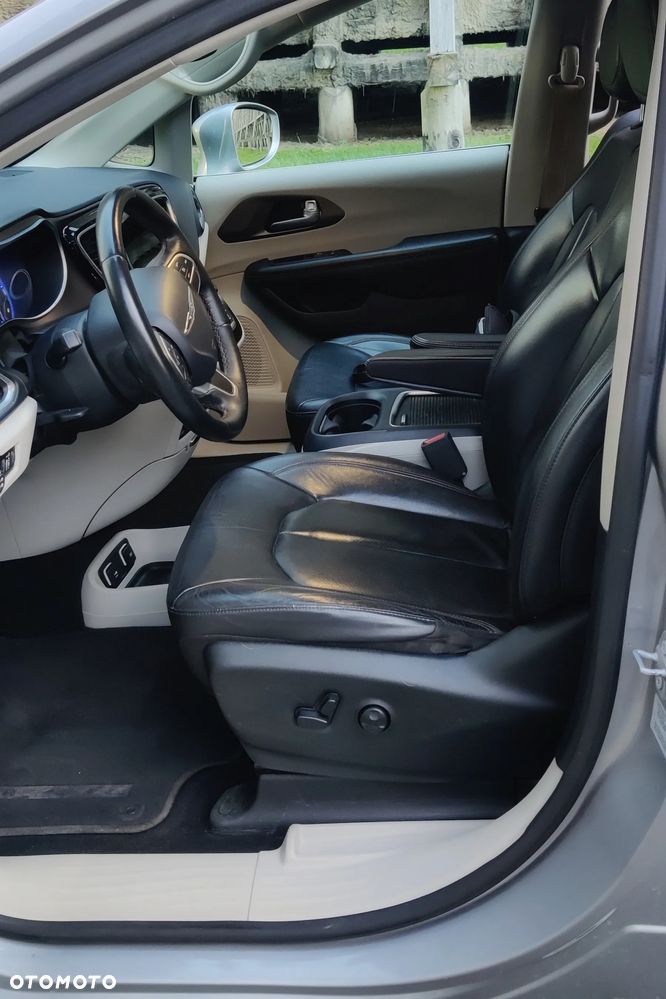 Chrysler Pacifica - 10