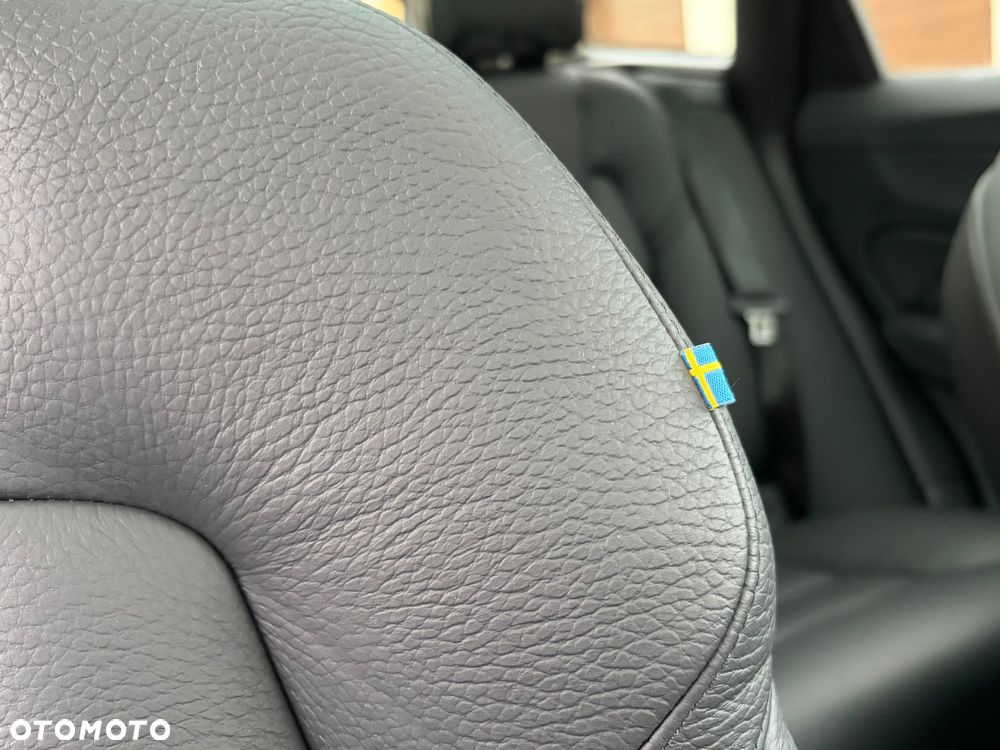 Volvo XC 60 B4 D AWD Plus Dark - 37