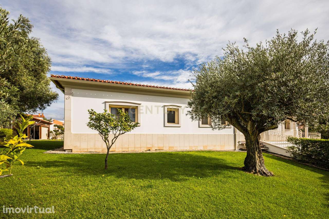 Moradia Exclusiva com Piscina, Jardim e Áreas Amplas - Grande imagem: 3/39