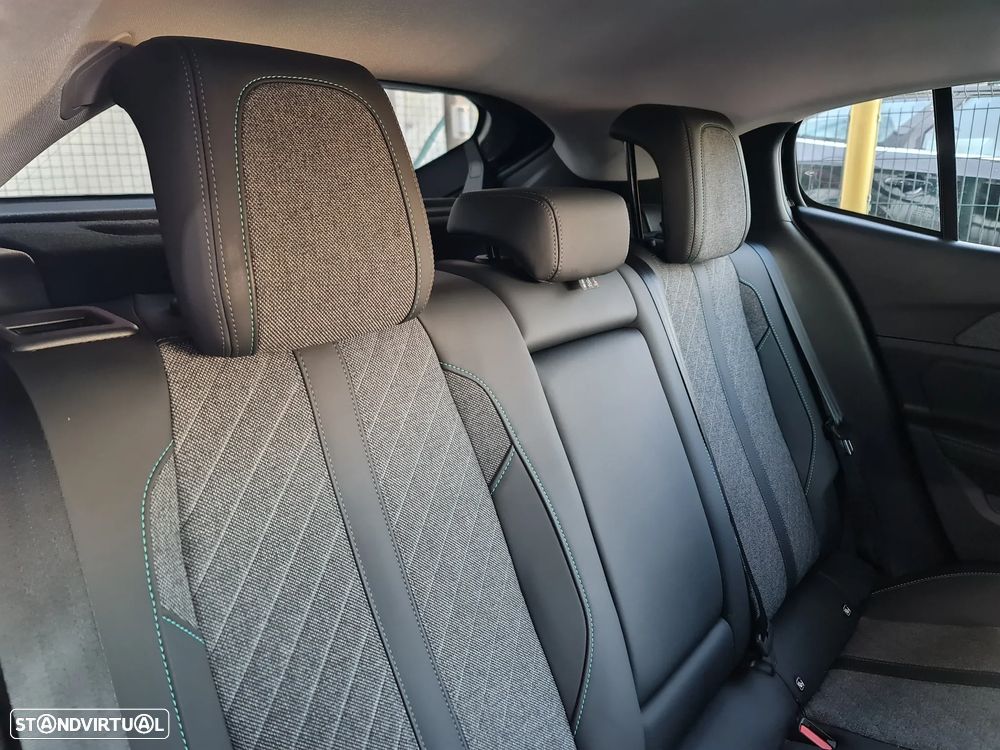 Peugeot 408 1.2 PureTech Allure EAT8 - 12