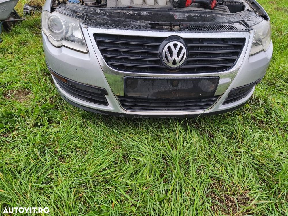 Bară față cu grilă centrală cromată gri LA7W Volkswagen Passat B6 - 2