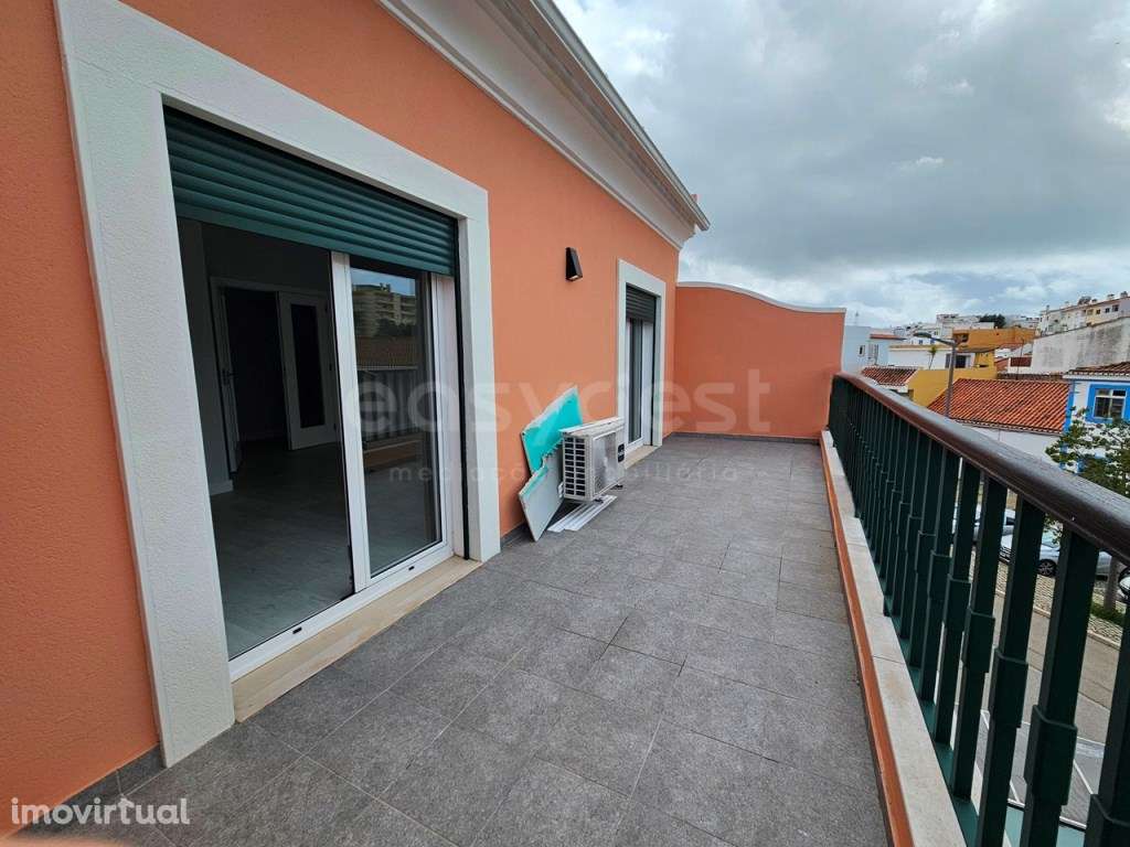 Duplex T3 composto por 2 pisos com garagem em Estômbar, Lagoa - Grande imagem: 3/36