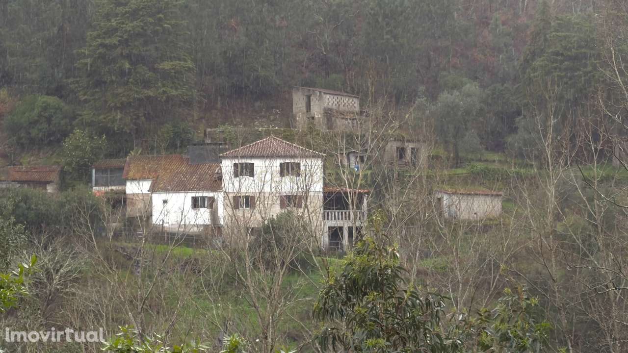 Moradia de três pisos com terraço virado para Aregos e rio Douro, em A - Grande imagem: 2/10