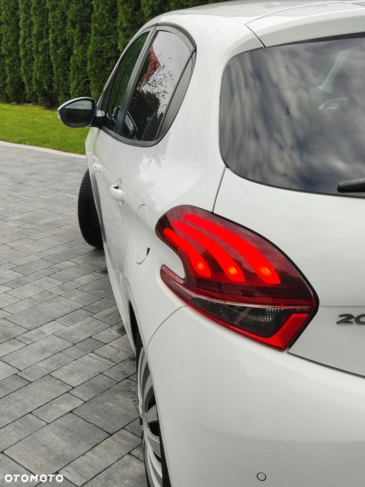 Peugeot 208 - 12