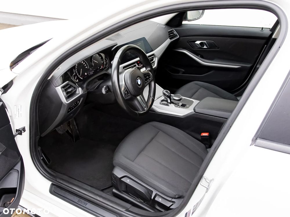 BMW Seria 3 318d M Sport - 30