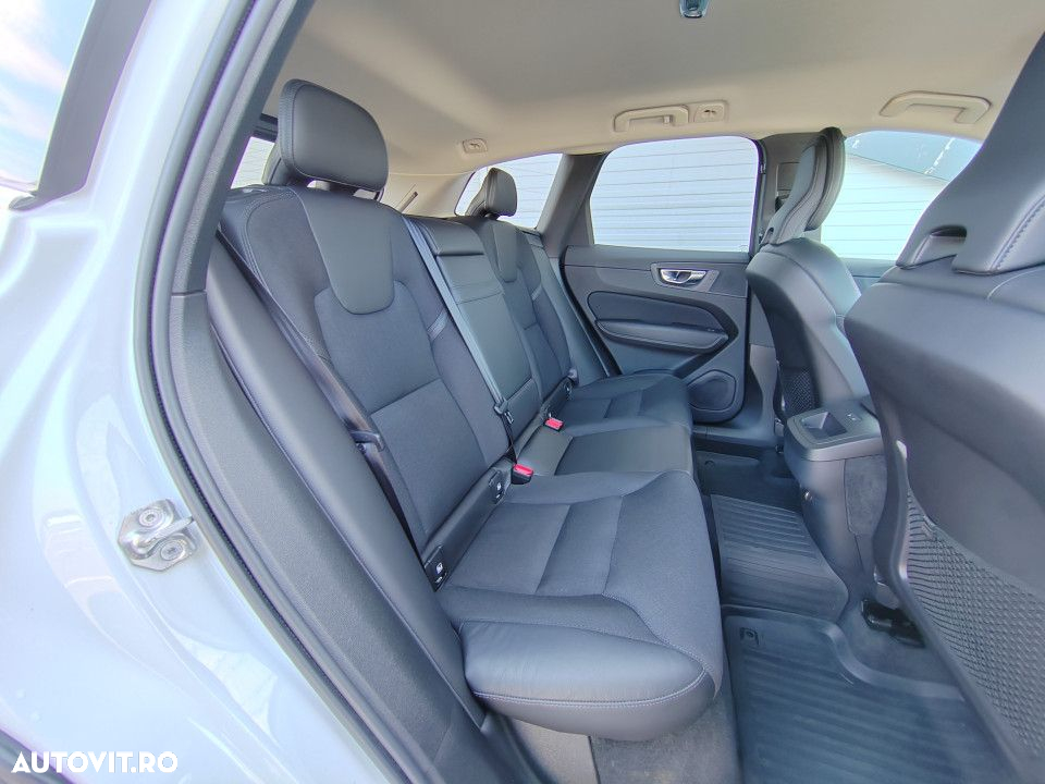 Volvo XC 60 B5 MHEV AT8 AWD Momentum Pro - 18