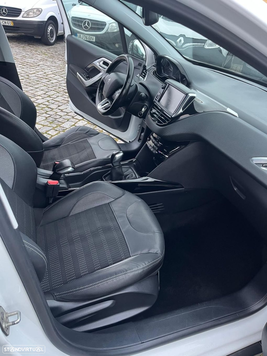Peugeot 2008 1.6 e-HDi Allure - 13