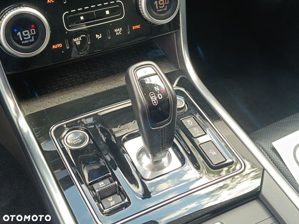 Jaguar XE - 29