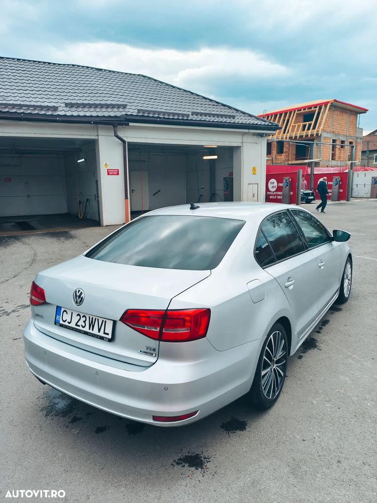 Volkswagen Jetta - 4