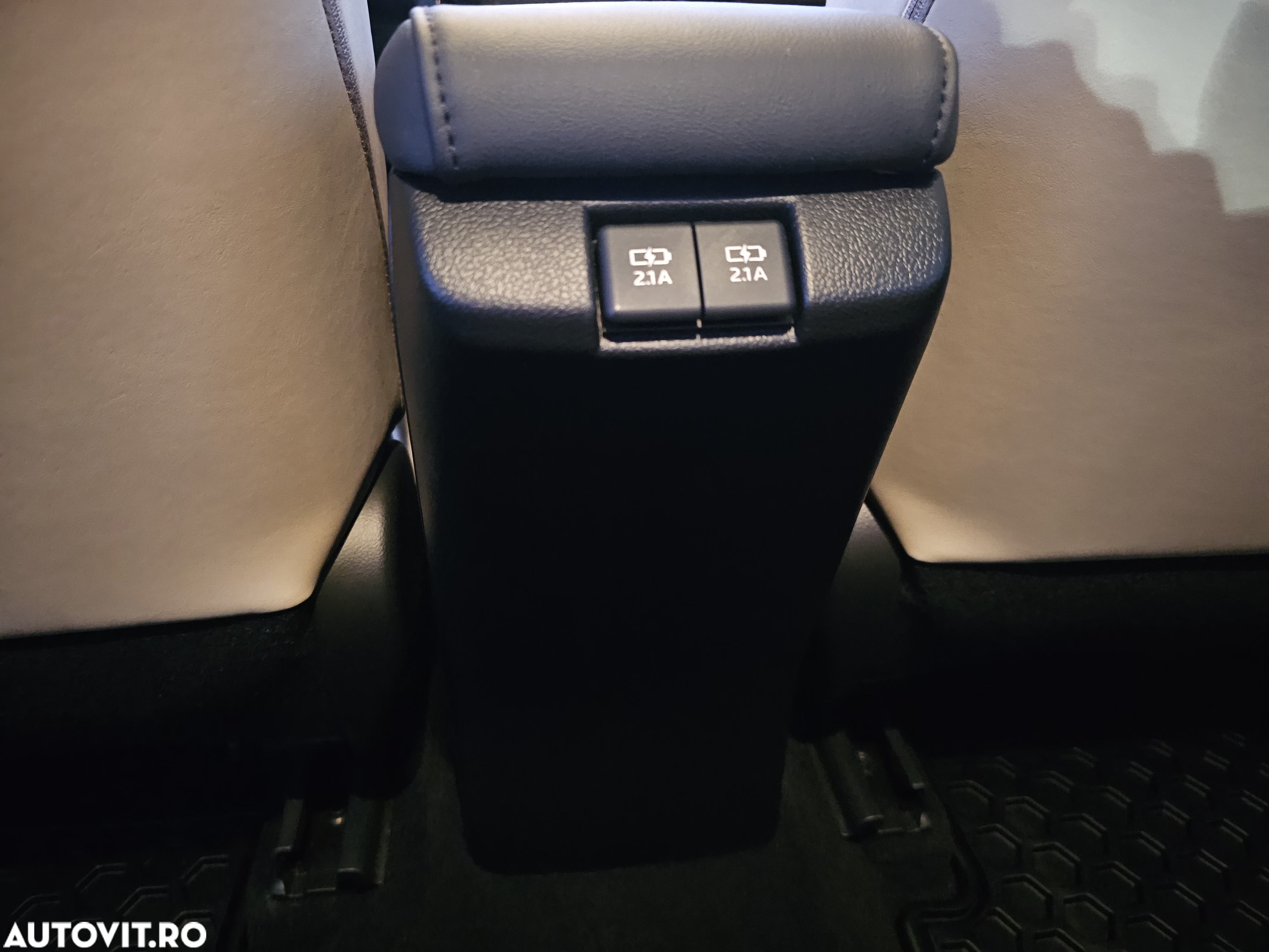 Toyota Prius 1.8 HSD Exclusive Plus - 22