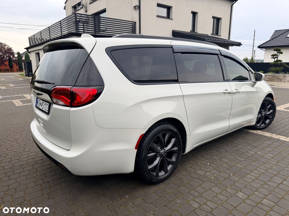 Chrysler Pacifica - 11