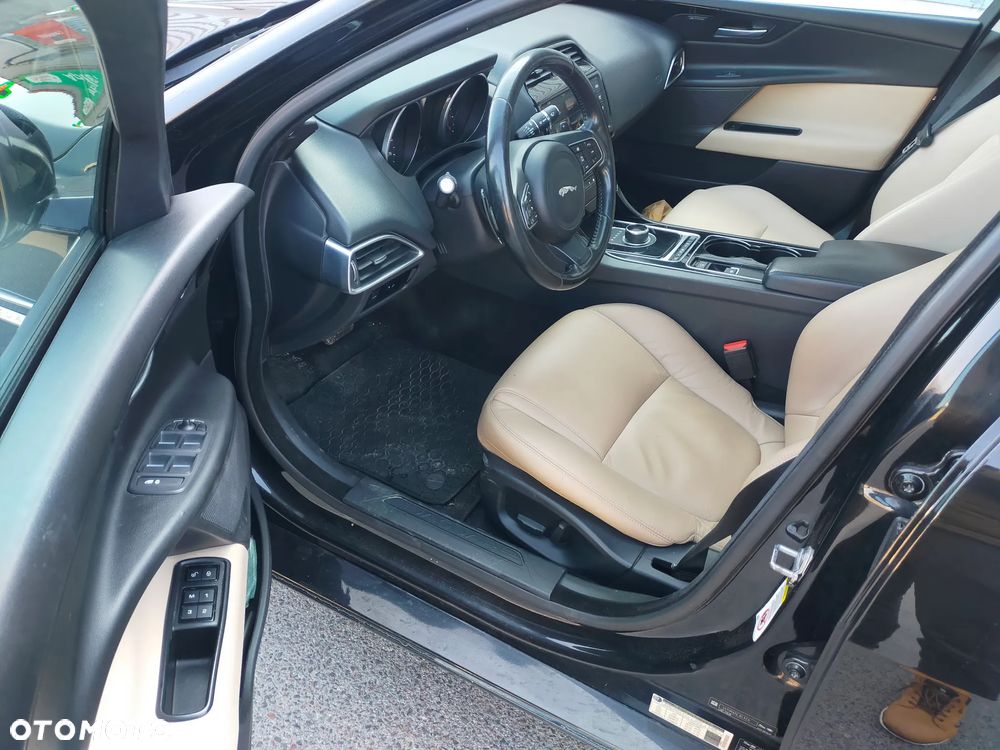 Jaguar XE 2.0 T Prestige - 7