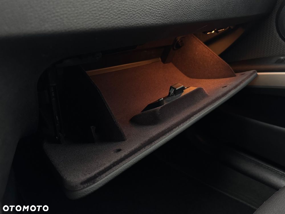 BMW Seria 3 318d Touring - 25