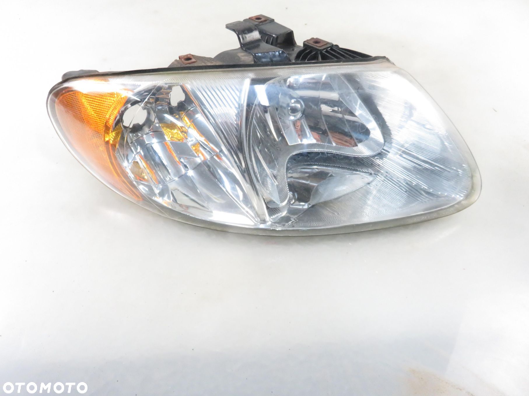 LAMPA PRAWA PRZEDNIA CHRYSLER VOYAGER IV CS090A001R - 1