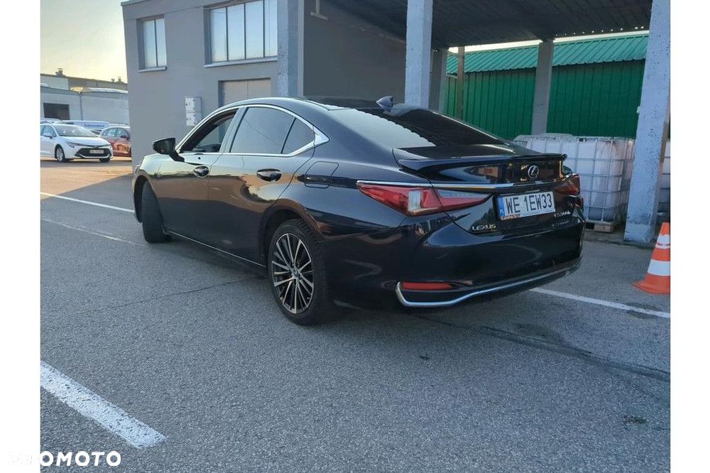 Lexus ES 300h Business Edition - 4