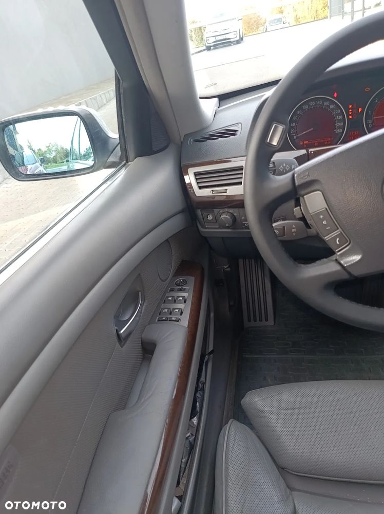 BMW Seria 7 745i - 15