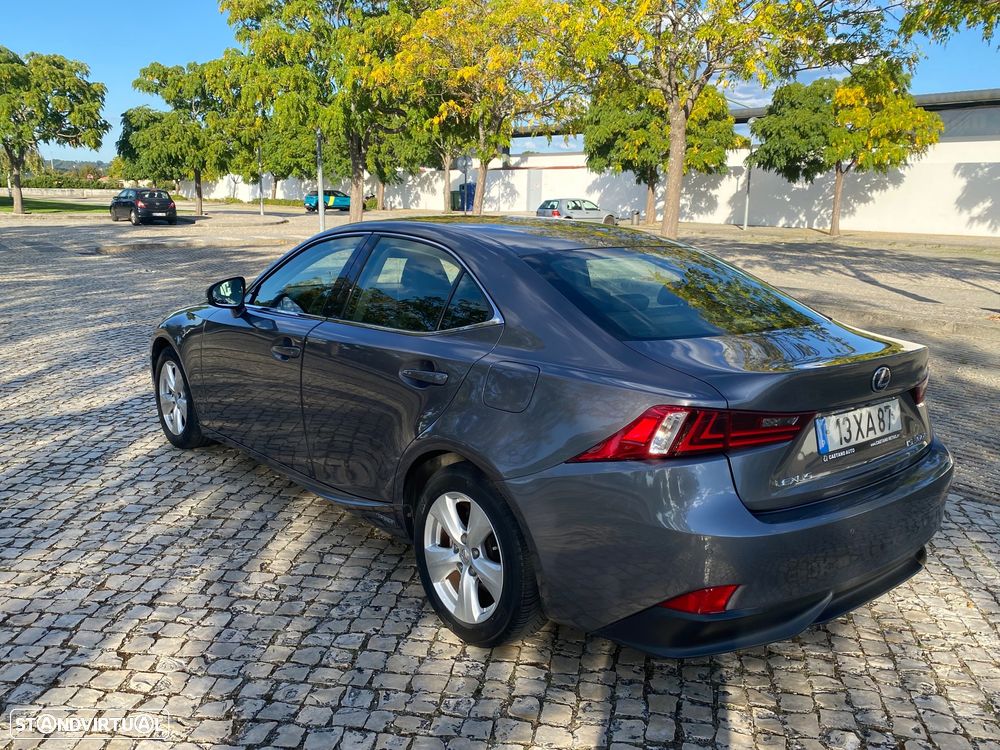 Lexus IS 300H - 2
