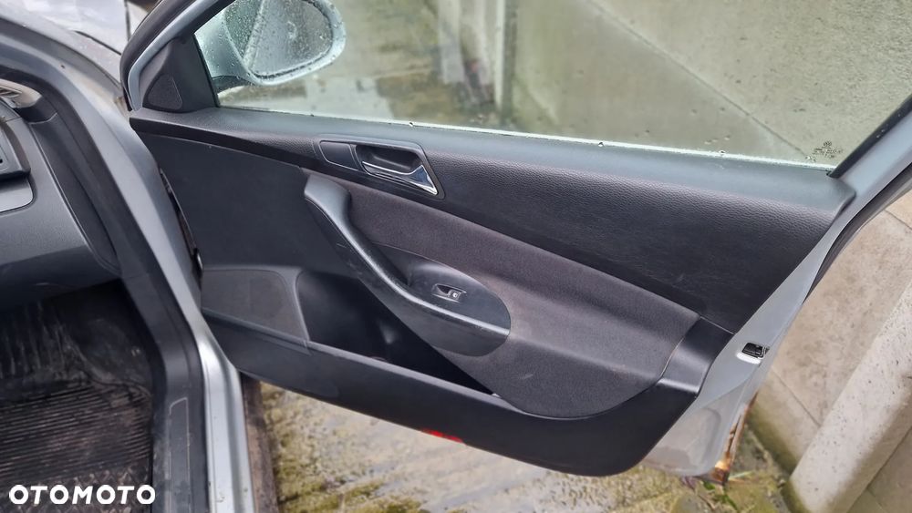 VOLKSWAGEN PASSAT B6 BOCZEK DRZWI PRAWY PRZÓD - 1