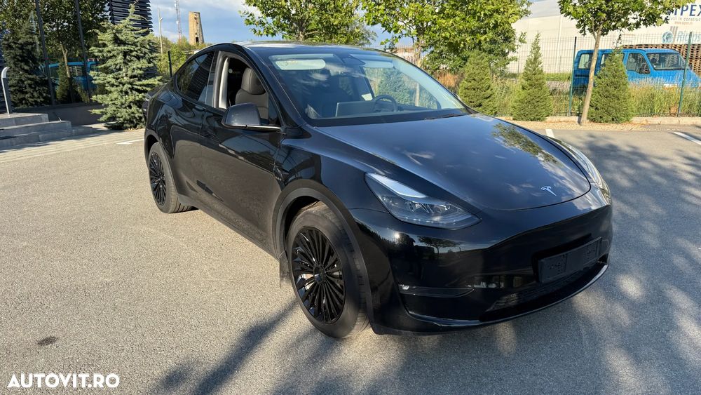 Tesla Model Y - 12
